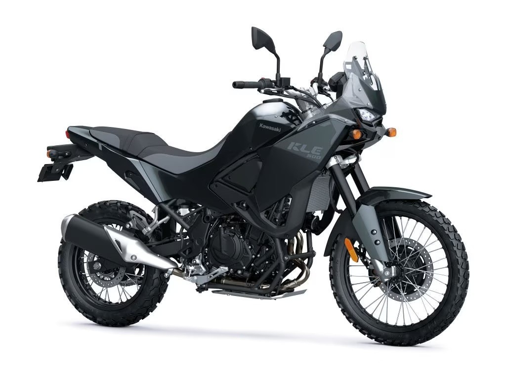 <div class='descrGalleryTitle'>4.	Kawasaki KLE 500</div><div class='descrGalleryText'><p>Altra grande attesa del 2026 è la <b><a href="https://www.dueruote.it/news/moto-scooter/2025/10/24/kawasaki-kle-500-sara-lei-la-star-di-eicma-2025-/">KLE 500</a> </b>di casa Kawasaki, solo parzialmente anticipata nel 2024 e svelata pochi giorni prima del salone. È una <b>adventure bicilindrica</b> di medio/piccola cilindrata che si inserisce nel filone inaugurato ormai due anni fa dalla CFMoto 450MT, lo stesso in cui a ben vedere si incasella la BMW F 450 GS, anche se qui parliamo di una moto con ruota anteriore da 21”, quindi dalla <b>vocazione più fuoristradistica</b>. Il motore è l’unità già conosciuta e apprezzata sulla Z 500 e Ninja 500, da 451 cc effettivi e 45 cavalli; non c’è ride-by-wire. Ciclisticamente non sappiamo ancora tutto: sappiamo che il telaio è in tubi d’acciaio, le<b> sospensioni sono Kayaba</b> ma non ne conosciamo il valore d’escursione, così come non conosciamo il peso. Di certo, le <b>ruote sono da 21 e 17”</b>, scelta curiosa visto che il 17 limita la disponibilità di pneumatici da fuoristrada. I freni sono Nissin, con disco singolo anteriore, e ci sarà una <b>versione SE, Special Edition</b>, con strumento TFT, parabrezza maggiorato, paramani rinforzati e paramotore.</p>
</div>